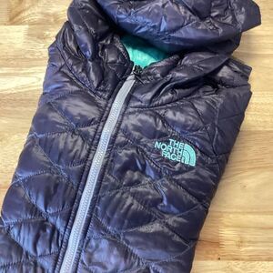 Ladies The North Face Thermoball Quilted Hooded Parka in SMALL